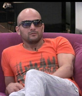 Un tee-shirt porté par Thomas, ça vous fait envie? Il est à vous ! clique