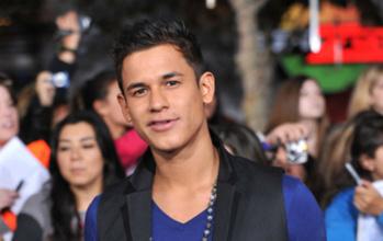 VIDEO Bronson Pelletier de Twilight urine en plein aéroport