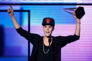 Justin Bieber accepts the award for favorite pop rock album at the 40th American Music Awards in Los Angeles