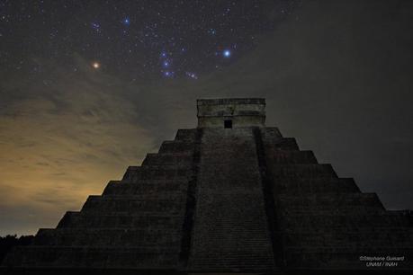 Orion au-dessus de la pyramide d'El Castillo