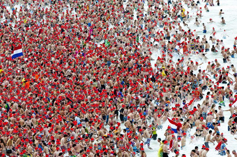 Bain glacé. Quelque 10.000 Néerlandais se sont baignés lundi dans l'eau glacée de la mer du Nord à Scheveningen, un quartier balnéaire de La Haye, pour le traditionnel «plongeon du Nouvel An». Les baigneurs, vêtus d'un bonnet rouge en plus de leur maillot, se sont rués vers la mer en criant, chantant et riant, pour sortir quelques secondes plus tard de l'eau qui était à 8 degrés Celsius.
