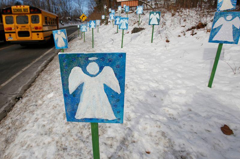 Rentrée difficile. 20 jours après le massacre qui a rendu tragiquement célèbre cette petite ville du Connecticut, les élèves de l'école primaire de Sandy Hook, à Newtown, sont retournés en classe ce jeudi dans un nouvel établissement. Le collège Chalk Hill, fermé l'an dernier dans la ville voisine de Monroe, a été repeint, nettoyé, adapté pour accueillir les quelque 500 enfants de Sandy Hook. Le 14 décembre dernier, un jeune de 20 ans avait tué au fusil d'assaut 20 enfants de 6 et 7 ans et 6 femmes de l'encadrement.