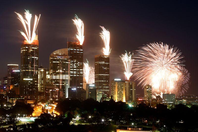 Bonne année! Les îles du Pacifique du Sud, suivies de la Nouvelle-Zélande puis de l'Australie avec le traditionnel feu d'artifice dans la baie de Sydney, sont les premiers pays de la planète à célébrer la nouvelle année 2013. Pas de feu d'artifice à Paris en revanche où des dizaines de milliers de personnes, dont de nombreux touristes, sont attendues comme chaque année sur les Champs-Elysées et au pied de la Tour Eiffel pour célébrer le passage à 2013.