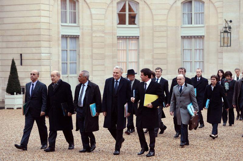 Café croissants. Comme le veut la tradition, les membres du gouvernement se sont retrouvés ce jeudi matin pour prendre le petit déjeuner de début d'année, offert par le ministre de l'Intérieur Manuel Valls, qui les a accueillis individuellement sur le perron du ministère, place Beauvau. Après avoir partagé café, thé, chocolat et viennoiseries, le premier ministre, Jean-Marc Ayrault, et l'ensemble de son gouvernement se sont rendus à pied, jusqu'à l'Elysée voisin pour participer au premier conseil des ministres de l'année.