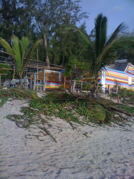 2 janvier, on se prépare au passage du cyclone en barricadant et renforçant les abris et resto de plage (malgré le beau ciel bleu)