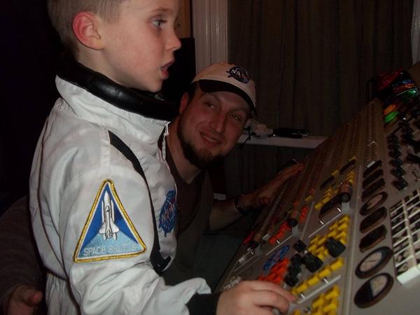 Un papa bricole un lit-vaisseau spatial pour son fils de 5 ans