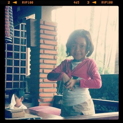 Princesse Erin, encore en train de manger des bonbons #pachabar #amed #karangasem #indonesia #people