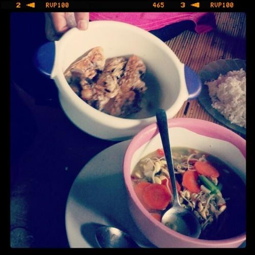 Poisson frit et soupe/salade de legumes #foodonesia #foodporn #senourrir #indonesia #pachabar