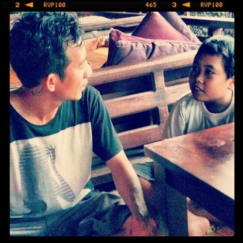 Père et fils #pachabar #love #people #balinese #lunch #amed #karangasem #indonesia