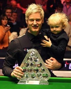 Neil Robertson avec son enfant, savourant sa victoire !