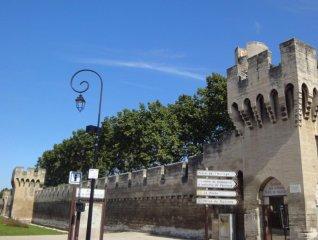 2011-06-Avignon-Remparts-03