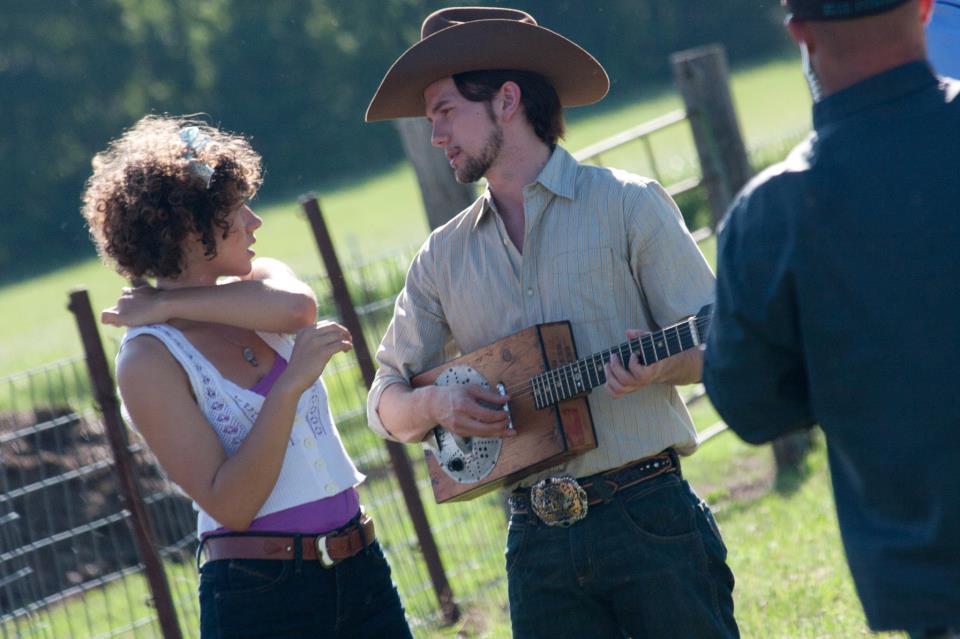 Nouvelles Images de Jackson Rathbone dans Cowgirls 'N Angels.