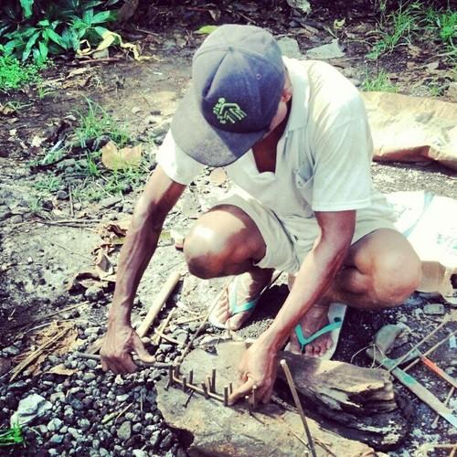 Ce monsieur fabrique les fondations d’une colonne pour embellir  #pachabar #amed #balinese #karangasem #homestay #bali #indonesia