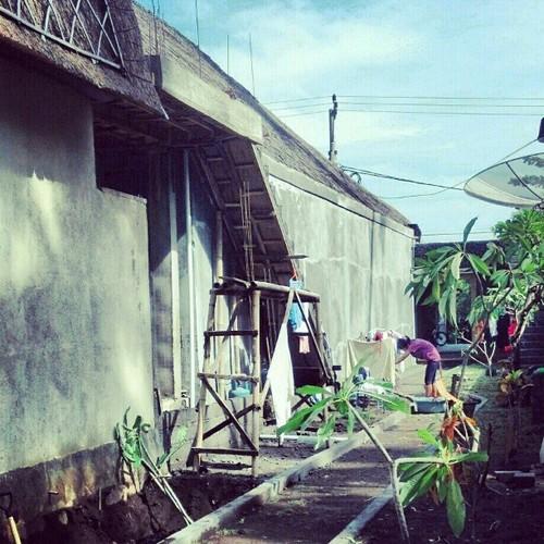 Ce matin, on profite de chaque rayon de soleil pour faire secher le linge notamment (n’ai plus rien à me mettre #pachabar #homestay #amed #karangasem #bali #indonesia