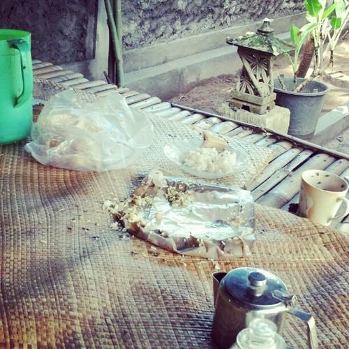 Au petit-déjeuner ce matin, il y avait du boudin de poulet avec du riz… les mouches s’occupent du reste ! Perso, café et Sampoerna pour moi