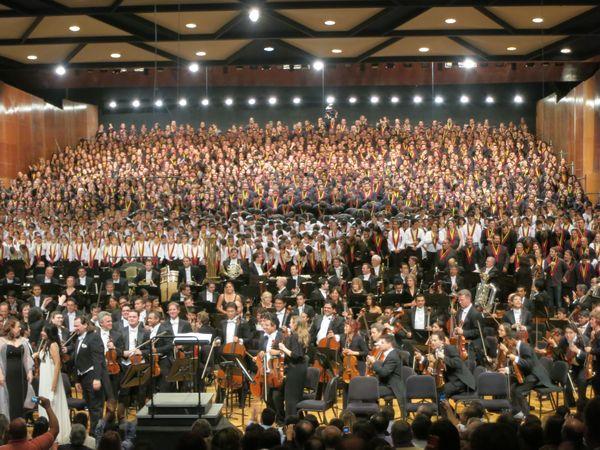 Titanesque Gustavo Dudanel dirigeant  le Los Angeles Philharmonic Orchestra