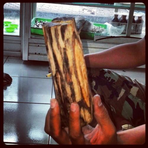 Ce bois s’appelle ‘Gaharu’ et sent très bon. On l’utilise pour soigner les maux d’estomac (en le mettant près du corps mais sans toucher la peau) et pour parfumer la maison par exemple. Pour prier, suis pas sûre.