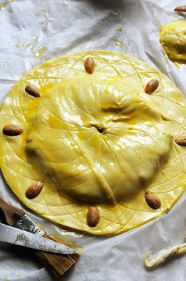 J'aime la galette ! Et cette année c'est une galette rustique aux amandes, aux noisettes et à la pistache que je vous propose !