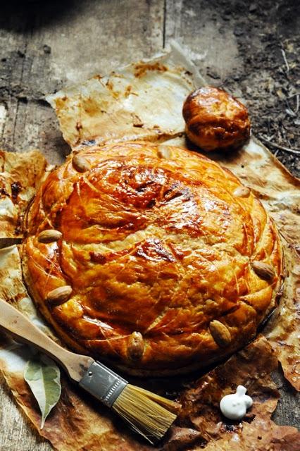 J'aime la galette ! Et cette année c'est une galette rustique aux amandes, aux noisettes et à la pistache que je vous propose !