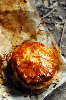 J'aime la galette ! Et cette année c'est une galette rustique aux amandes, aux noisettes et à la pistache que je vous propose !