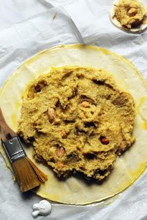 J'aime la galette ! Et cette année c'est une galette rustique aux amandes, aux noisettes et à la pistache que je vous propose !