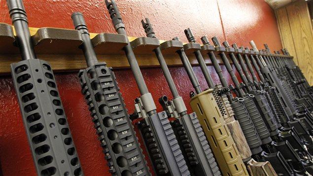 Des fusils AR-15 dans un magasin du Colorado