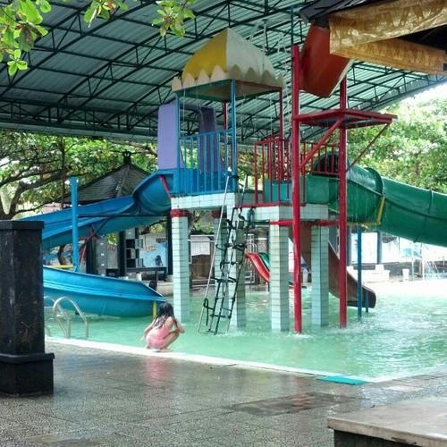 Ca, c’est le parc aquatique du #hardys d’Amlapura, l’attraction préférée des enfants du coin. C’est un peu comme un mini #Disneyland peut-être ^^