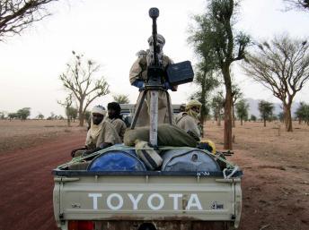 Des combattants du groupe islamiste Ansar Dine dans le nord du Mali, entre Gao et Kidal.