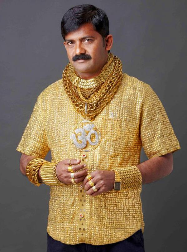 Il porte un t-shirt en or à 23.000$ pour impressionner les filles