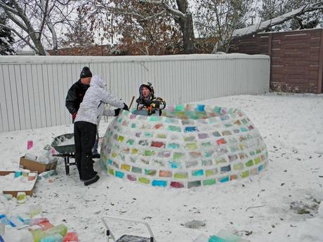 Il construit un igloo avec des briques de glace colorées
