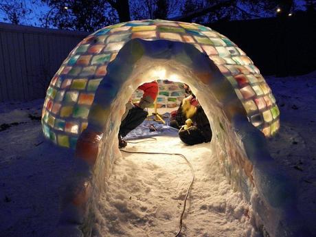 Il construit un igloo avec des briques de glace colorées