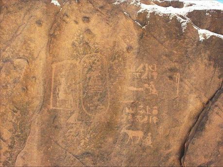 Les anciens Égytiens auraient-ils été jusqu'au Tchad ? http://www.fjexpeditions.com/desert/archeology/ancientroute/Uweinat_Mentuhotep_3.jpg
