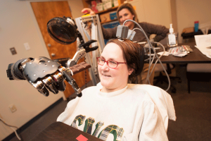 Démonstration d'un robot contrôlé par la pensée d'une femme quadriplégique