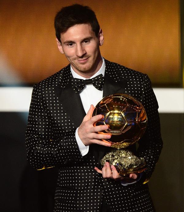 Le smoking à pois blancs de Messi signé Dolce & Gabbana