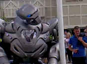 Insolite robot Titan donne coup poing homme saoul