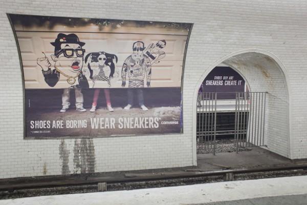 Converse: « Shoes are Boring..Wear Sneakers », la 1ère publicité intelligente de 2013