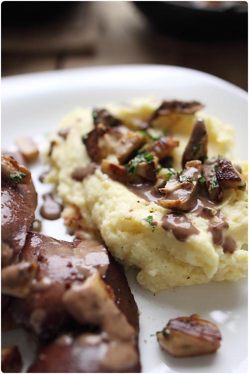 Rognons de porc marinés, purée et cèpes en persillade