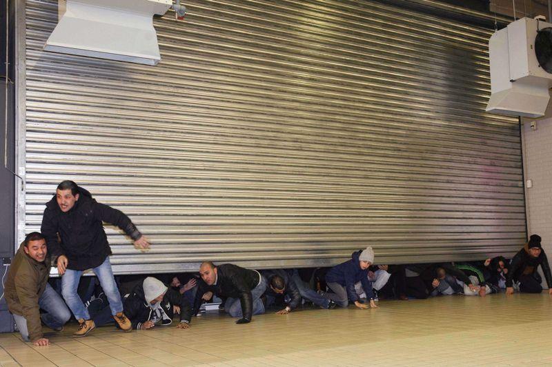 C'est parti! Le coup d'envoi national des soldes d'hiver a été donné ce mercredi. Parfois les clients sont prêts à tout, même à se faire piétiner par une horde de consommateurs(trices) en folie dès l'ouverture des grilles des magasins, comme ici dans un hypermarché de Mons, près de Lille. Selon un sondage Ipsos, environ deux tiers des Français envisagent de faire les soldes cette saison, mais en raison de la crise, ils prévoient de réduire leur budget.