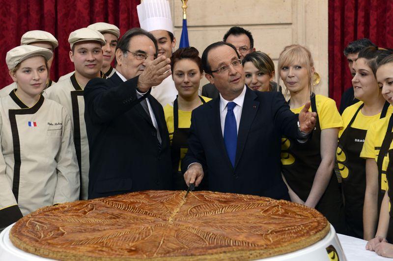 Sans fève. Prolongation gourmande des fêtes de fin d'année, la traditionnelle galette des rois n'est pas près de disparaître! Alors, pour l'occasion, Jean-Pierre Crouzet, président de la Confédération Nationale de la Boulangerie-Pâtisserie Française, est venu apporter une galette des rois géante à François Hollande, au palais de l'Élysée, ce mardi. Pour l'anecdote, depuis 1975 la galette offerte ne contient pas de fève afin que le Président de la République ne puisse pas être couronné. N'est pas roi qui veut!