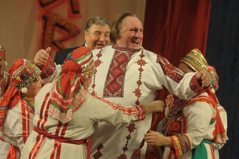 Sur mesure. Costume folklorique sur les épaules, Gérard Depardieu a été accueilli ce dimanche en fanfare en Mordovie, une région située à 650 kilomètres à l'Est de Moscou, où on lui a offert le poste de ministre de la Culture et une maison. La veille, l'acteur avait reçu son passeport russe, lors d'une brève rencontre avec Vladimir Poutine dans sa villa de Sotchi. S'il décide de vivre six mois par an en Russie, il ne payera que 13% d'impôts.