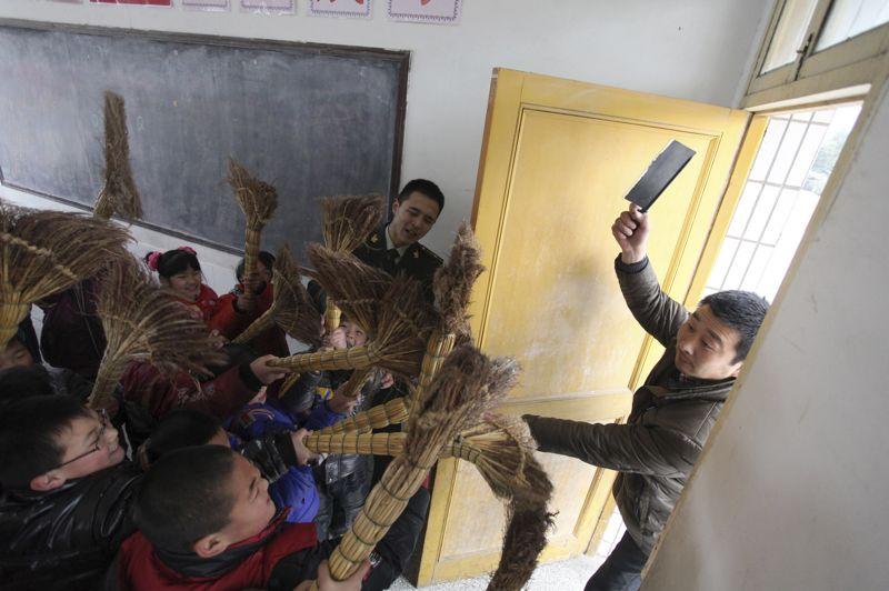 La Chine entend balayer la violence. L'école primaire de Rugao dans la province de Jiangsu a mis en place une campagne de lutte contre la violence. Près de 700 élèves et enseignants ont ainsi participé à des exercices de défense sous le regard attentif de soldats chinois.