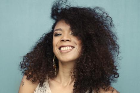 Flavia Coelho interprète en duo avec Gari Grèu la chanson du clip officiel de Marseille Provence 2013 (photo Roch Armando) 