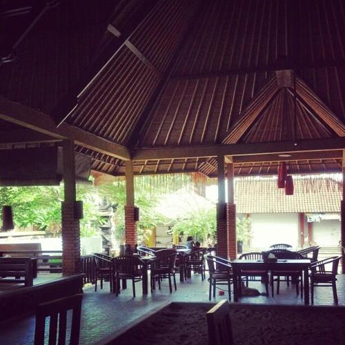 Il fait beau ce matin à Amed. Les enfants n’ont pas ecole, c’est jour de cérémonie ici, irai peut-être mais ici on sait jamais…