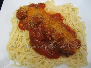 Spaghetti aux boulettes avec sauce aux tomates