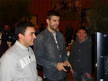 Une partie de FIFA 13 avec Gerard Piqué Une partie de FIFA 13 avec Gerard Piqué