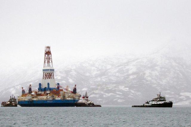 Les amarres qui liaient la plateforme Kulluk à son... (PHOTO TIM AUBRY, GREENPEACE, AFP)