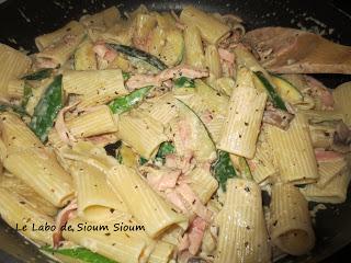 Penne aux courgettes au duo de jambon