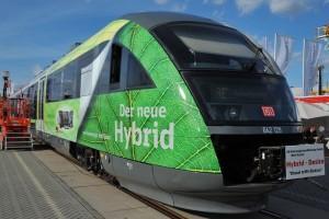 Un train hybride à récupération d'énergie de freinage roule en Allemagne