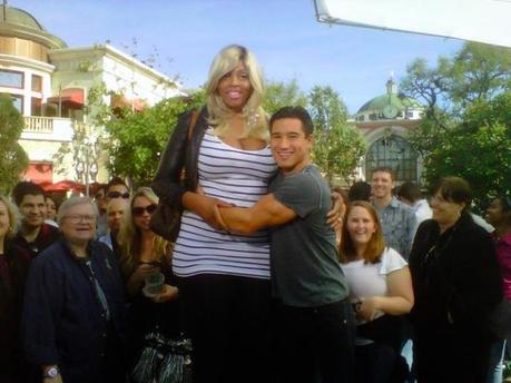 Amazon Ashley une des femmes les plus grandes du monde posant en photo avec l'acteur Mario Lopez