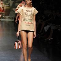 UN GENRE DE POUPEE RUSSE NOIRE CHOQUE DES ACHETEURS